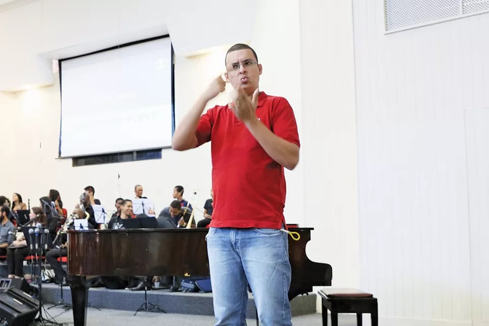 Brazilian man using Brazilian Sign Language at church