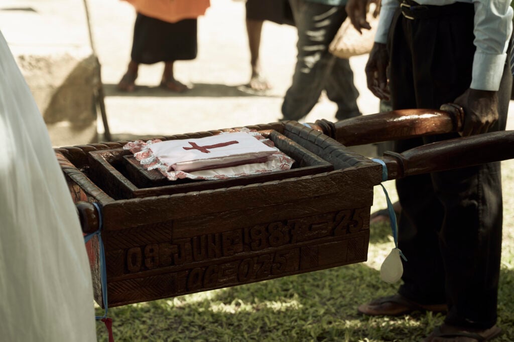 Notsi New Testaments in Ark